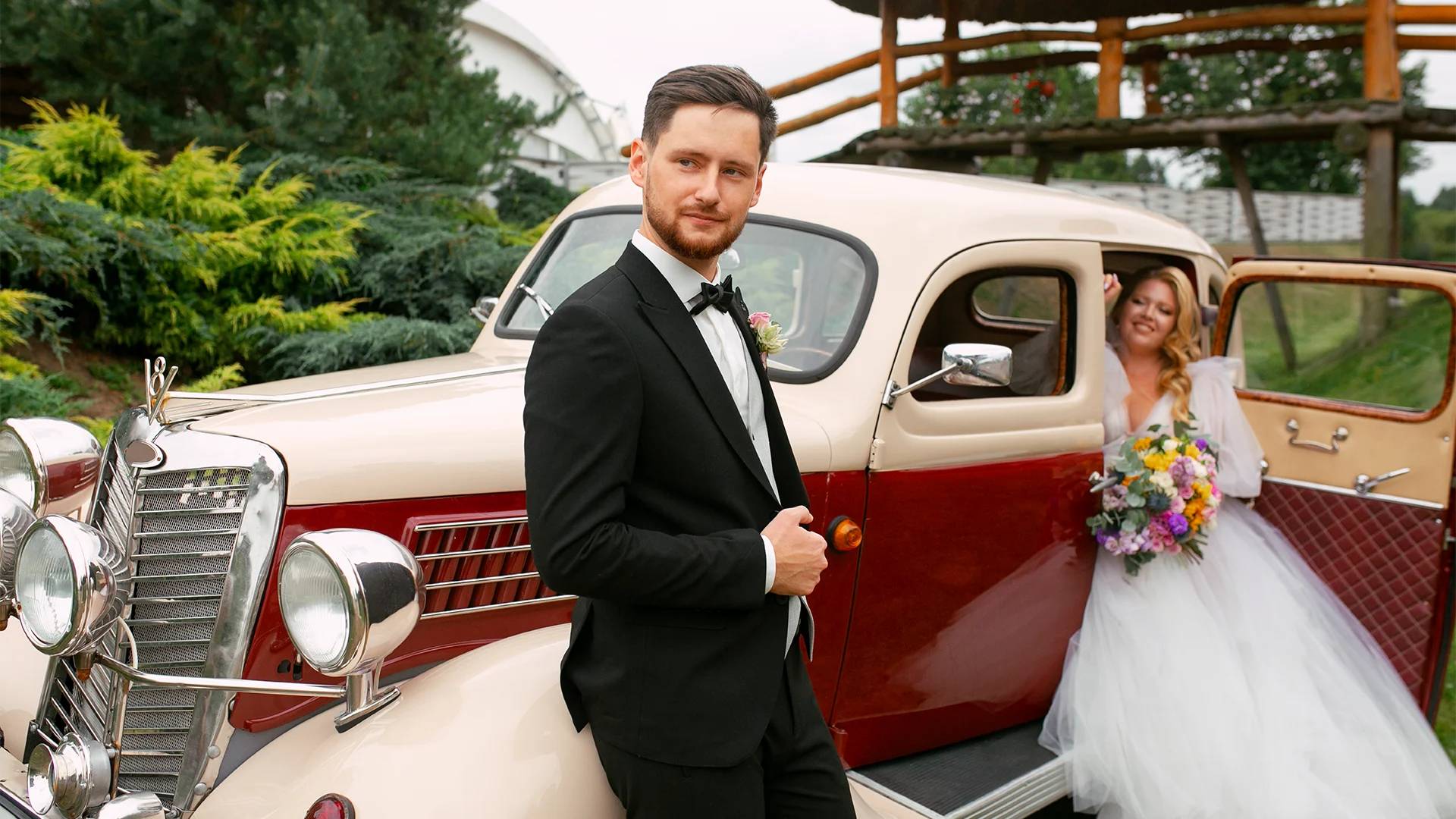 Bride arriving in a horse-drawn carriage at Prested Hall